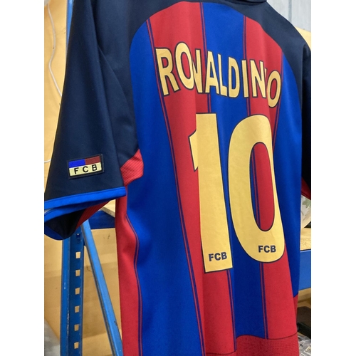 951 - A BARCELONA NUMBER 10 RONALDINHO SHIRT