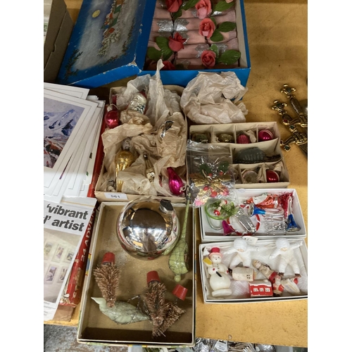 961 - A LARGE QUANTITY OF VINTAGE CHRISTMAS DECORATIONS TO INCLUDE CRACKERS, TREE ORNAMENTS, A CORGI 24 AD... 