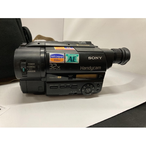 970 - A SONY VIDEO CAMERA RECORDER WITH ACCESSORIES IN A  VANGUARD BAG