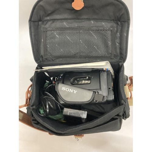 970 - A SONY VIDEO CAMERA RECORDER WITH ACCESSORIES IN A  VANGUARD BAG