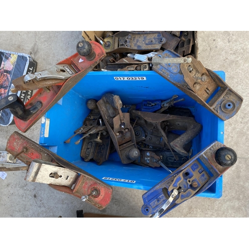 1804 - A LARGE ASSORTMENT OF VINTAGE WOOD PLANES AND PARTS FOR SPARES AND REPAIRS