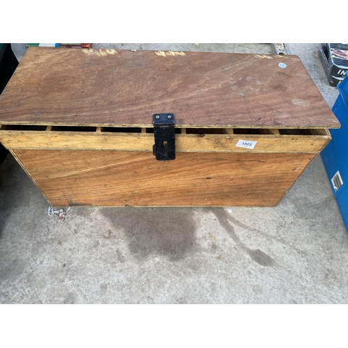 1805 - A VINTAGE WOODEN JOINERS CHEST TO INCLUDE A WOOD PLANE, DRILL BITS AND ENGINEERS BLOCKS ETC