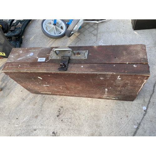 1812 - A VINTAGE WOODEN JOINERS CHEST TO INCLUDE A HAMMER, A SAW AND FURTHER HARDWARE ETC