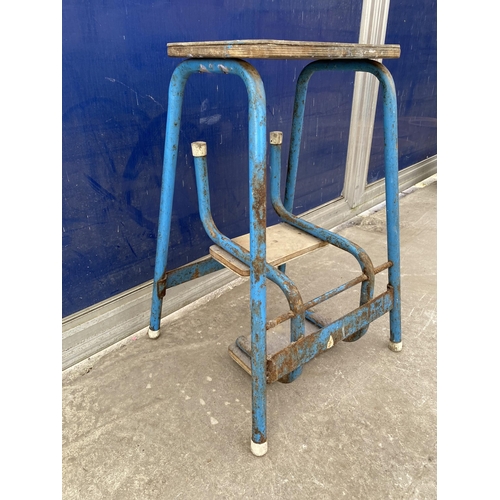 1880 - A VINTAGE AND RETRO KITCHEN STEP STOOL