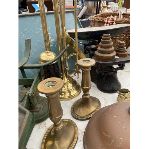 1966 - AN ASSORTMENT OF ITEMS TO INCLUDE TWO VINTAGE SCALES AND WEIGHTS AND A BRASS FIRESIDE COMPANION SET ... 