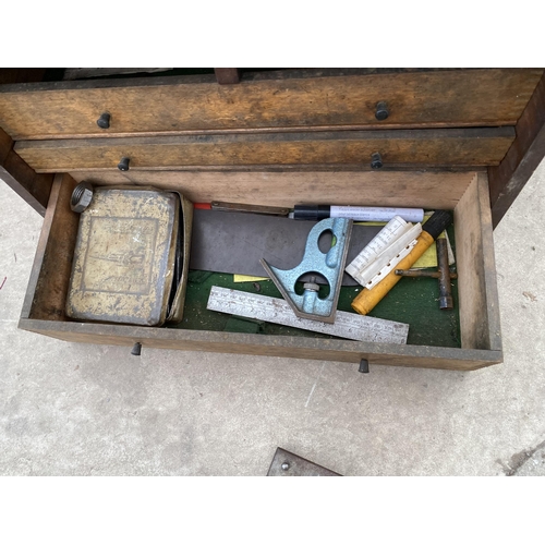 1967 - A VINTAGE WOODEN MINITURE JOINERS CHEST WITH AN ASSORTMENT OF TOOLS TO INCLUDE CALIPERS, A VICE AND ... 