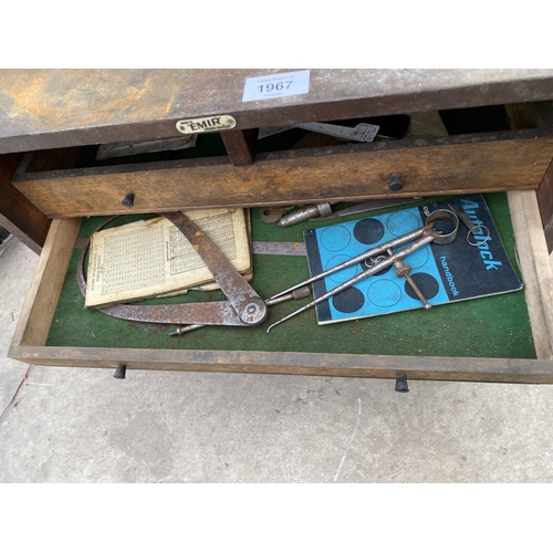 1967 - A VINTAGE WOODEN MINITURE JOINERS CHEST WITH AN ASSORTMENT OF TOOLS TO INCLUDE CALIPERS, A VICE AND ... 