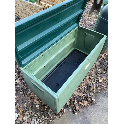 1998 - A KETER PLASTIC GARDEN STORAGE BOX