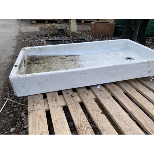 2003 - A WHITE BELFAST SINK PLANTER