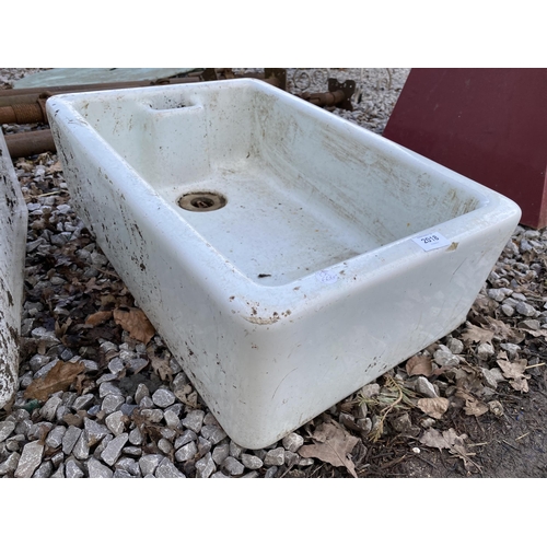 2018 - A WHITE BELFAST SINK PLANTER