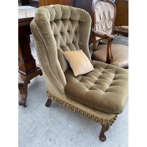 2788 - A BEDROOM CHAIR WITH BUTTON-BACK AND SEAT, ON FRONT CABRIOLE LEGS