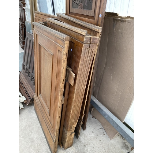 2801 - A QUANTITY OF VARIOUS OAK PANELLING