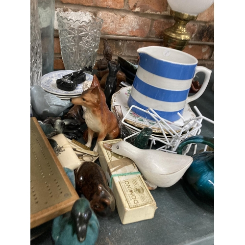 1116 - A VERY LARGE MIXED LOT TO INCLUDE CERAMIC JUGS, ROYAL DOULTON SPANIELS, PLATES, VASE, FIGURES, ETC P... 