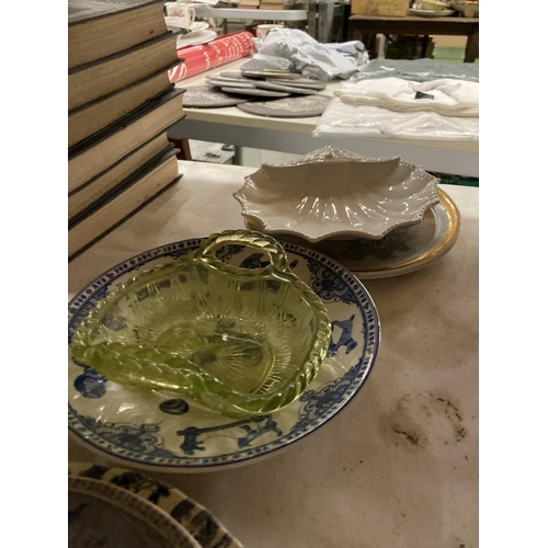 1119 - A MIXED LOT OF CERAMICS TO INCLUDE BLUE AND WHITE PLATES, ITALIAN RICHARD GINORI EXAMPLES ETC