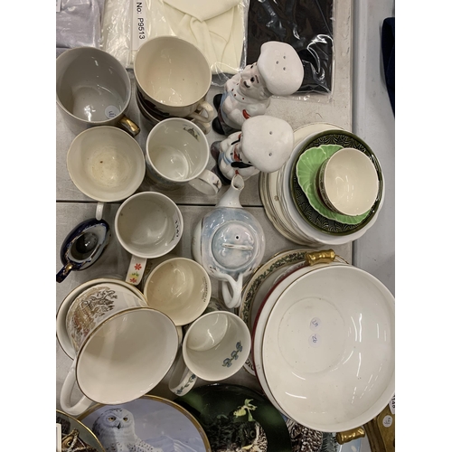 1147 - A QUANTITY OF CERAMIC ITEMS TO INCLUDE MUGS, PLATES, A SERVING BOWL, CHEF CRUET SET