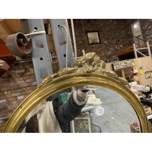 1155 - A VINTAGE BRASS FRAMED CIRCULAR MIRROR WITH BEVELLED GLASS