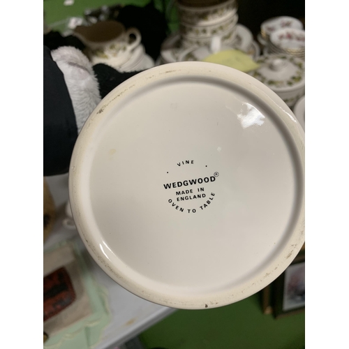 1204 - A LARGE QUANTITY OF WEDGWOOD 'VINE' PATTERN DINNER WARE TO INCLUDE VARIOUS SIZED PLATES, SERVING DIS... 