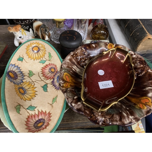 1221 - A MIXED LOT TO INCLUDE A CARLTON WARE ROUGE ROYALE DISH, CROWN DEVON LUSTRE JUG, A GOEBEL PONY, SYLV... 