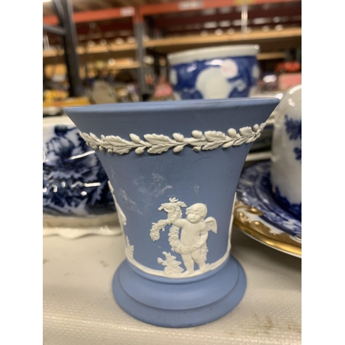 1233 - A LARGE QUANTITY OF BLUE AND WHITE POTTERY TO INCLUDE A LARGE PLATTER, PLATES, A BURLEIGHWARE JUG, D... 