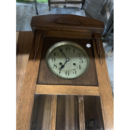 858 - AN OAK CASED WALL CLOCK WITH PENDULUM AND KEY