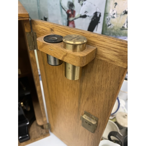 885 - A VINTAGE HEARSON, LONDON NO 154 MICROSCOPE IN OAK CASE