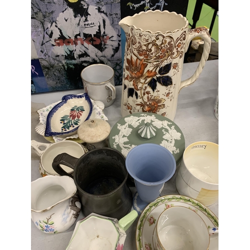 890 - A MIXED COLLECTION OF CERAMICS TO INCLUDE SHELLEY CREAM JUG CRESTED WARE JESTER, ETC