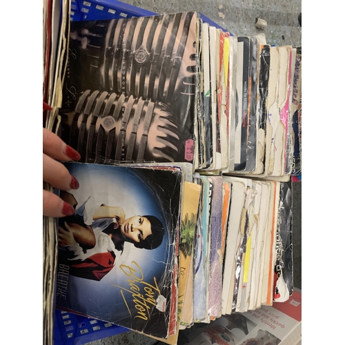 898 - A MIXED COLLECTION OF VINYL 7 INCH SINGLES TO INCLUDE LUTHER VAN ROSS, MARIAH CAREY, ETC