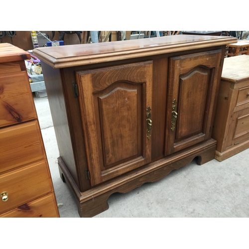 2823 - A MODERN BEECH TWO DOOR SIDE CABINET, 39