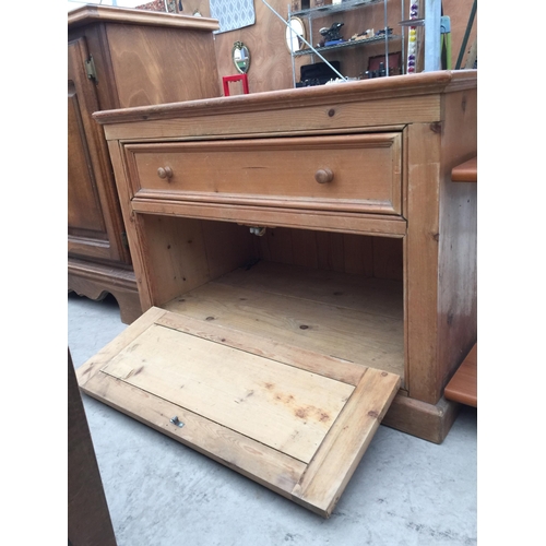 2824 - A MODERN PINE TV STAND, 31.5