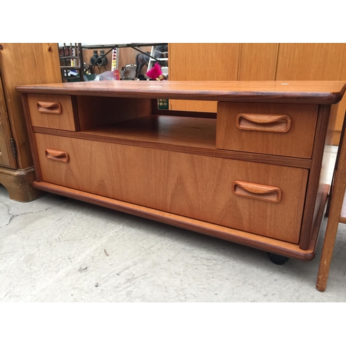 2829 - A RETRO TEAK TV STAND, 36.5