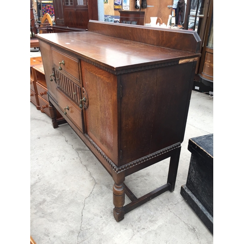 2844 - AN EARLY 20TH CENTURY OAK SIDEBOARD ON OPEN BASE, WITH TURNED LEGS, 54