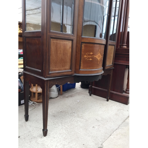 2851 - AN EDWARDIAN MAHOGANY AND INLAID BOWFRONTED DISPLAY CABINET ON TAPERED LEGS WITH SPADE FEET, 45