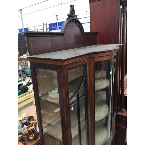 2851 - AN EDWARDIAN MAHOGANY AND INLAID BOWFRONTED DISPLAY CABINET ON TAPERED LEGS WITH SPADE FEET, 45