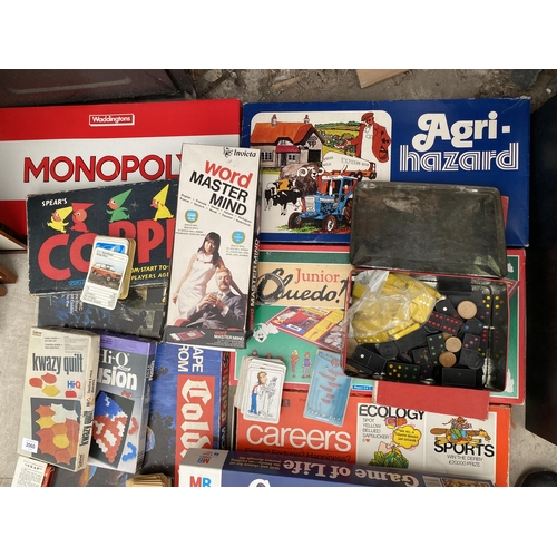 2060 - AN ASSORTMENT OF VINTAGE AND RETRO BOARD GAMES