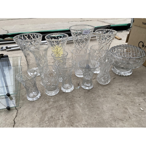 2091 - AN ASSORTMENT OF GLASS WARE TO INCLUDE VASES ETC