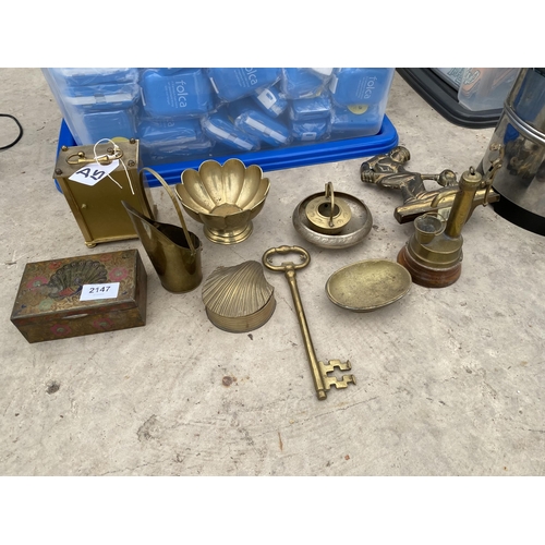 2147 - AN ASSORTMENT OF BRASS TO INCLUDE A KEY, A CLOCK AND A STORAGE BOX ETC