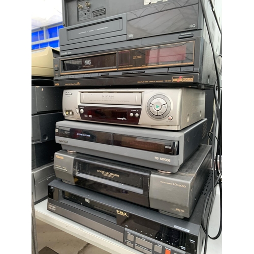 2401 - A LARGE ASSORTMENT OF ELECTRICALS TO INCLUDE AMSTRAD VHS PLAYER, FERGUSON VHS PLAYER AND AN OSAKI VH... 