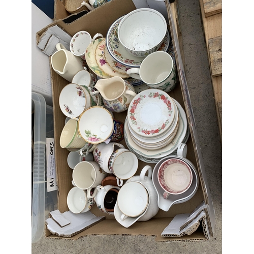 2269 - AN ASSORTMENT OF HOUSEHOLD CLEARANCE ITEMS TO INCLUDE CERAMICS AND GLASS WARE ETC