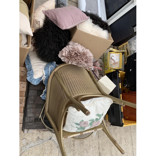 2279 - AN ASSORTMENT OF HOUSEHOLD CLEARANCE ITEMS TO INCLUDE LAMPS AND CUSHIONS ETC