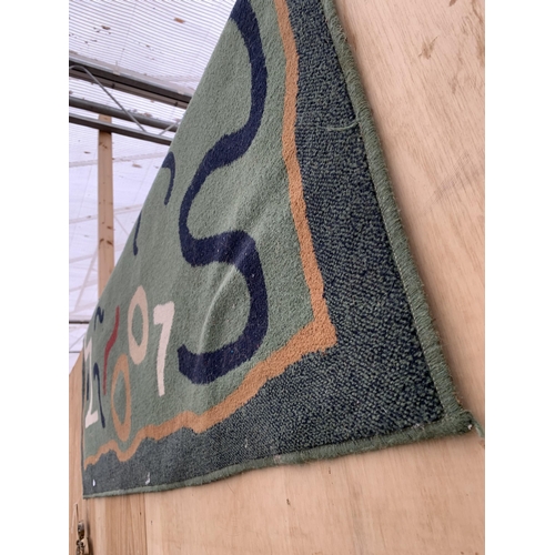 2500 - A PAIR OF MODERN GREEN PATTERNED RUGS