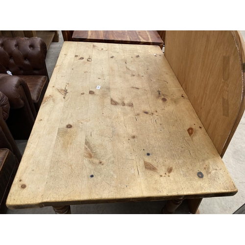 2916 - A VICTORIAN STYLE KITCHEN TABLE ON TURNED LEGS, 59X36