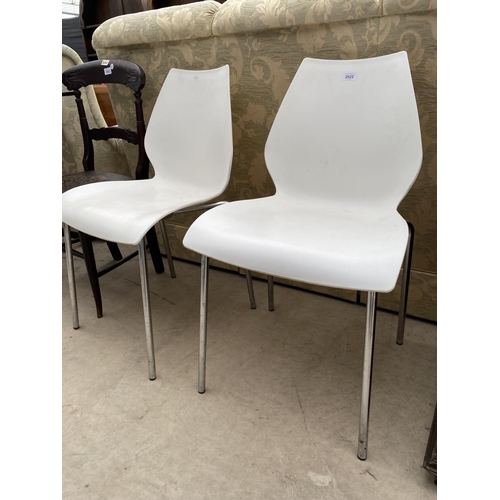 2922 - A PAIR OF KARTEL STYLE PLASTIC DINING CHAIRS ON CHROME BASES