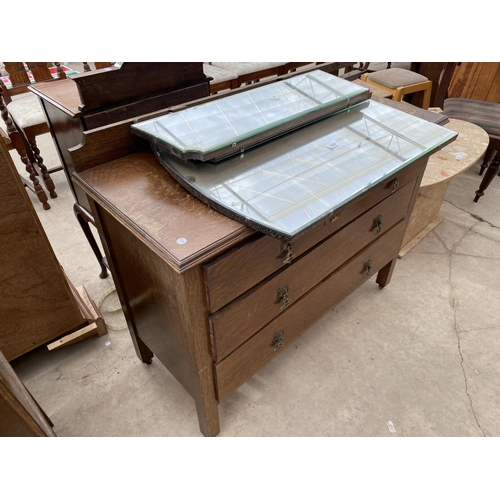 2932 - AN EARLY 20TH CENTURY OAK THREE PIECE BEDROOM SUITE COMPRISING CHEST OF FOUR DRAWERS, MIRROR-DOOR WA... 