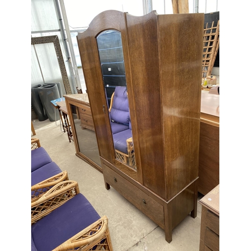 2932 - AN EARLY 20TH CENTURY OAK THREE PIECE BEDROOM SUITE COMPRISING CHEST OF FOUR DRAWERS, MIRROR-DOOR WA... 