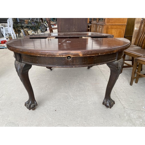 2961 - AN EARLY 20TH CENTURY 53 INCH DIAMETER WIND OUT DINING TABLE ON CABRIOLE LEGS WITH BALL AND CLAW FEE... 