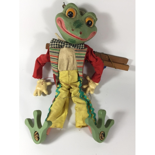 323 - A RARE VINTAGE WALT DISNEY SL9 FROG/TOAD PRINCE, IN ORIGINAL BOX