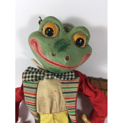 323 - A RARE VINTAGE WALT DISNEY SL9 FROG/TOAD PRINCE, IN ORIGINAL BOX