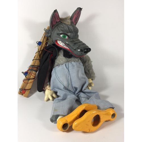 325 - A VINTAGE 1960'S PELHAM PUPPET - SL21 WOLF IN ORIGINAL BOX