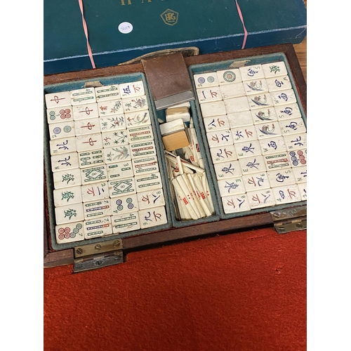 410 - A VINTAGE WOODEN CASED MAHJONG SET AND A BOXED HALMA GAME