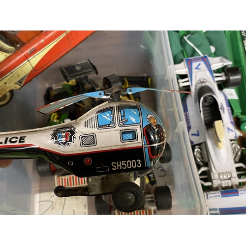 433 - A GROUP OF ASSORTED TOY MODELS TO INCLUDE A TINPLATE RACING CAR, JOHN PLAYER F1 CAR ETC